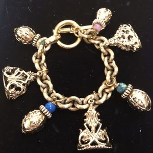 Women bracelet beautiful  bracelet on a gold metal that never tarnish.